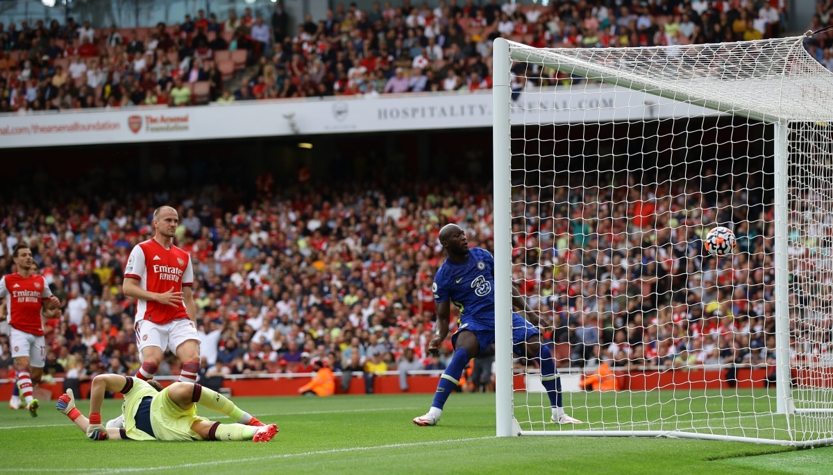 Lukaku (áo xanh) ở tình huống mở tỷ số cho Chelsea (Ảnh: Reuters).