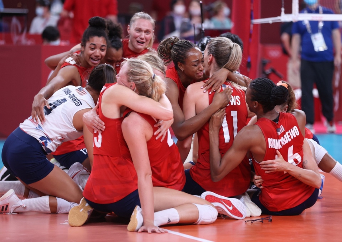 Lần đầu tiên trong lịch sử các kỳ tham dự Thế vận hội, bóng chuyền nữ Mỹ giành tấm HCV.