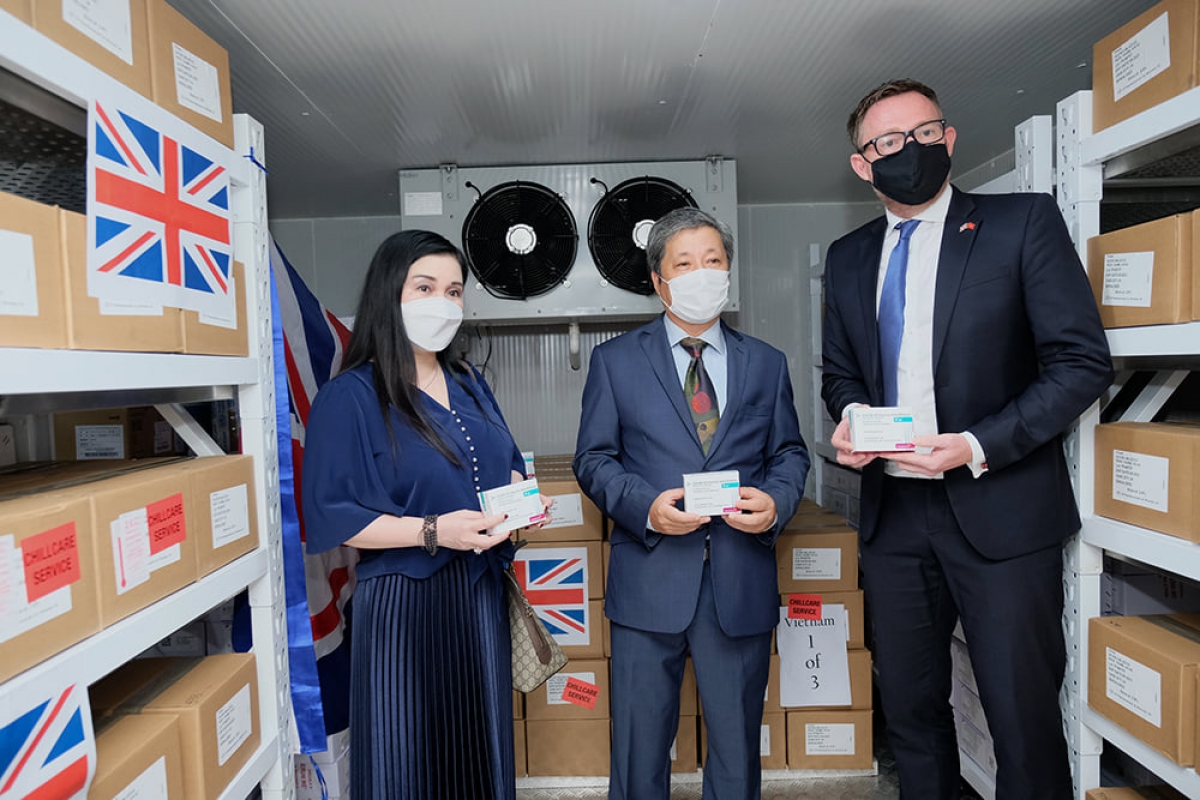 Ông David McNaught – Tham tán Đại sứ quán Vương quốc Anh tại VN chụp ảnh cùng đại diện Chính phủ Việt Nam trong buổi trao tặng vaccine Astrazeneca