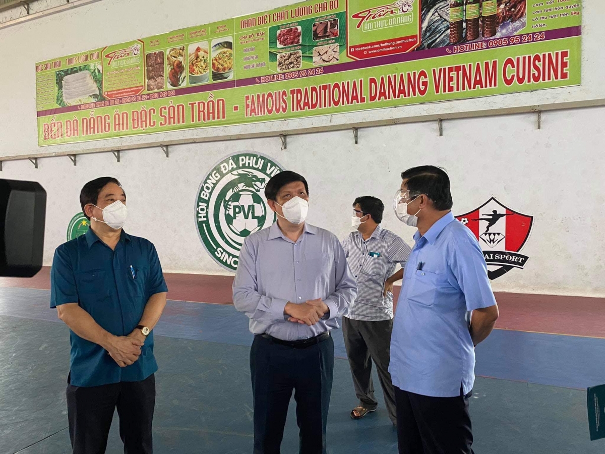 Bộ trưởng Nguyễn Thanh Long, lãnh đạo tỉnh Vĩnh Long và đoàn công tác Bộ Y tế khảo sát để thiết lập Trung tâm Hồi sức tích cực tại Nhà Văn hóa Lao động (KCN Hòa Phú).