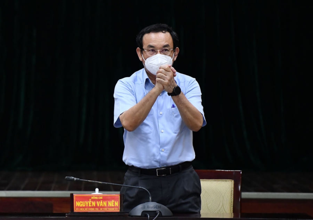 Lãnh đạo thành phố Hồ Chí Minh mời người dân ở lại tiêm vaccine phòng Covid- 19