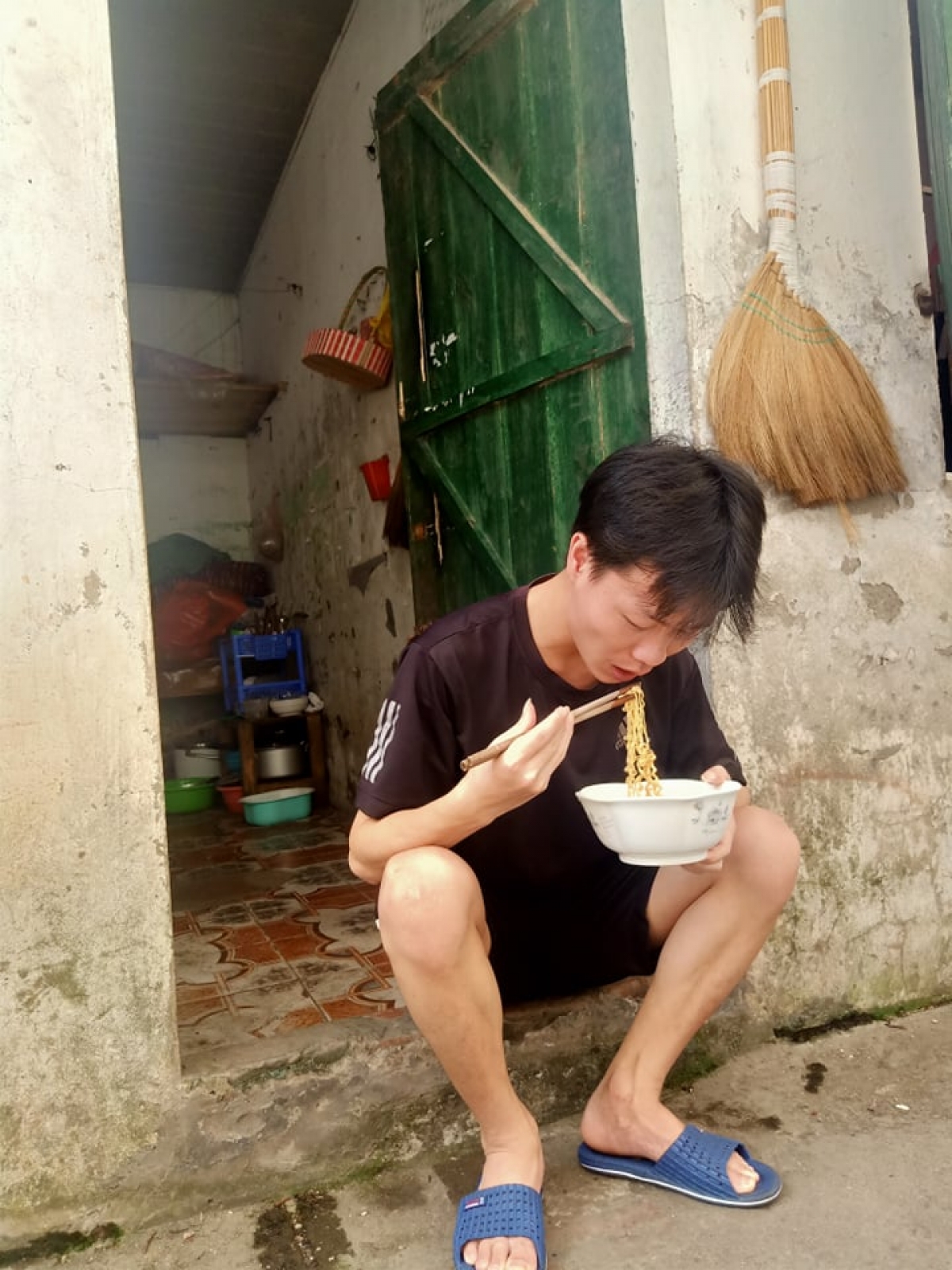Hoàng Seo Hồng, sinh viên năm nhất, Khoa Lịch sử, Trường ĐH Sư Phạm Hà Nội, quê ở Mường Lát, Thanh Hóa ăn tạm bát mì chay chống đói