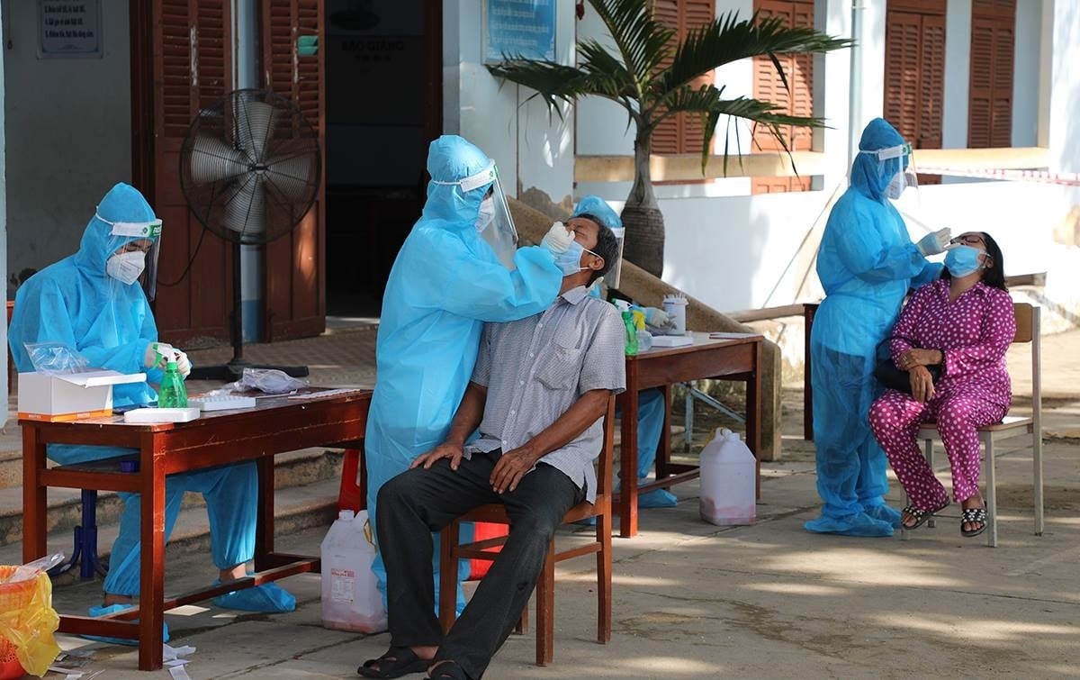 Cán bộ y tế CDC Bạc Liêu lấy mẫu xét nghiệm cho người dân Phường 8, thành phố Bạc Liêu