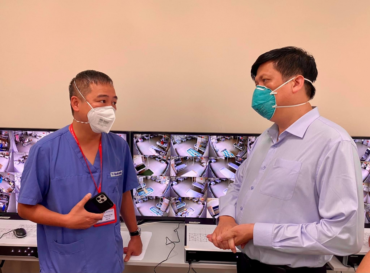PGS.TS Nguyễn Lân Hiếu báo cáo với Bộ trưởng về công tác điều trị tại Trung tâm Hồi sức COVID-19 đặt tại Bệnh viện Becamex.