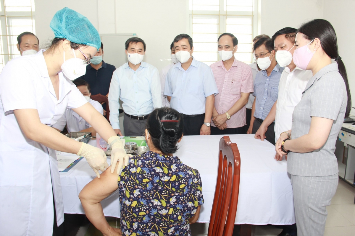 Tiêm thử nghiệm lâm sàng vaccine COVIVAC cho tình nguyện viên tại Trung tâm Y tế huyện Vũ Thư - tỉnh Thái Bình