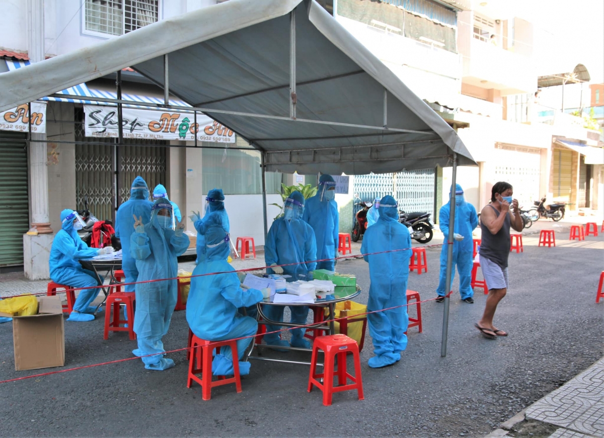 Nhân viên y tế lấy mẫu xét nghiệm cho người dân trên địa bàn phường 5, TP Mỹ Tho, Tiền Giang