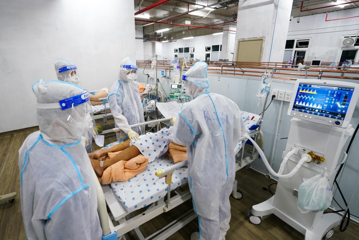 Các bác sĩ Bệnh viện Đại học Y Dược TP. HCM hội chẩn ngày đêm, cố gắng cứu sống thai phụ