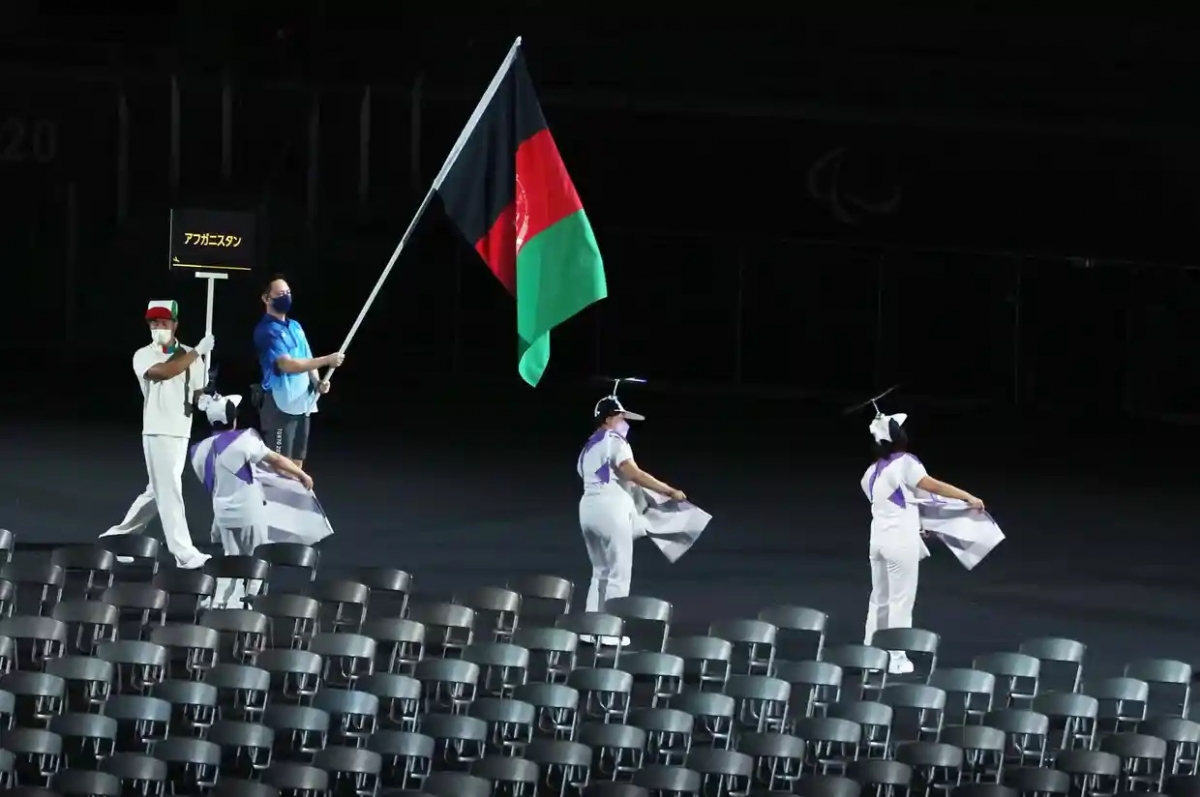 Quốc kỳ của Afghanistan được diễu hành trong lễ khai mạc