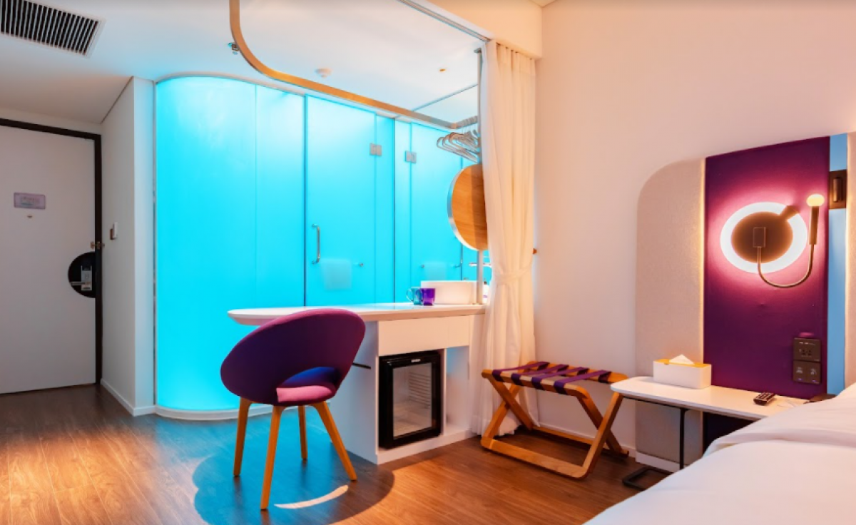 Không gian phòng lưu trú và cabin tắm đổi màu tại SOJO Hotels