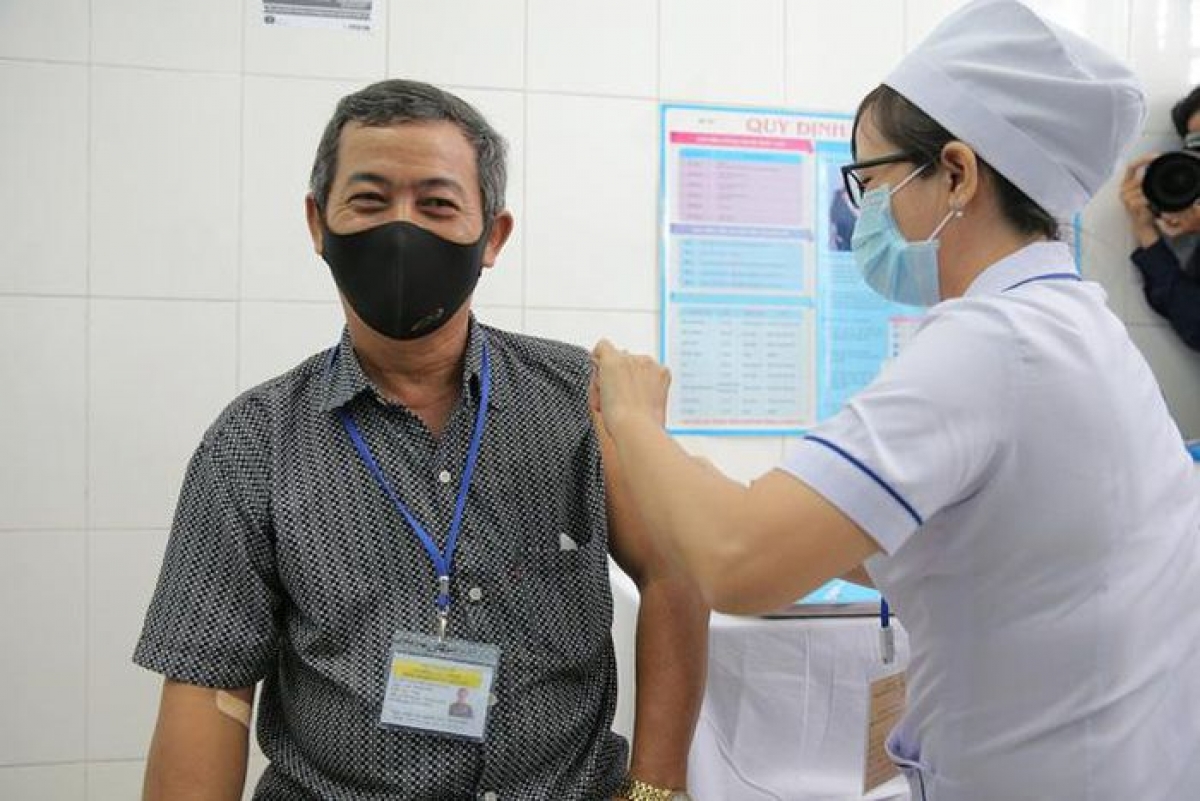 Tiêm vaccine NanoCovax cho người tình nguyện ở Long An - Ảnh: Liên Anh