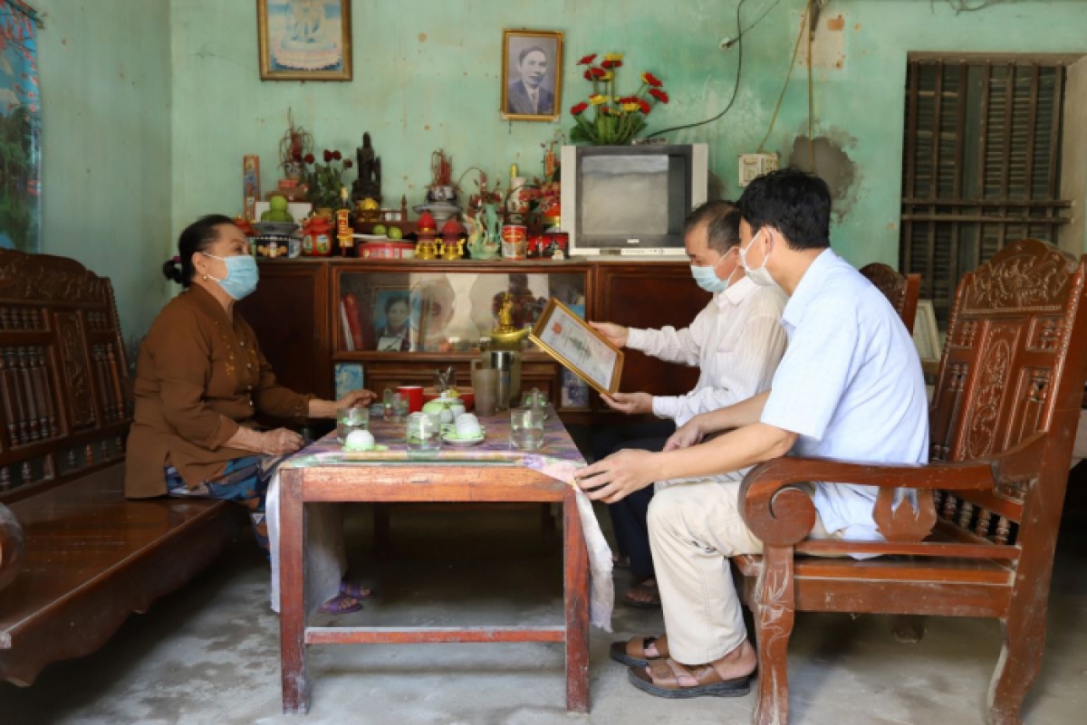 Bà Nguyễn Thị Thanh Tỵ tự nguyện xin đóng góp một phần nhỏ bé để góp sức cùng cả nước chống dịch