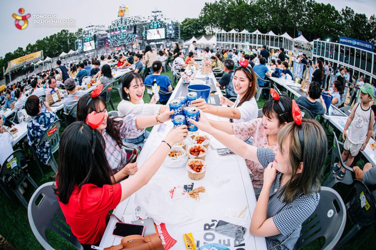 Trải nghiệm nét văn hóa "ăn gà uống bia" tại Lễ hội Chimaek Daegu