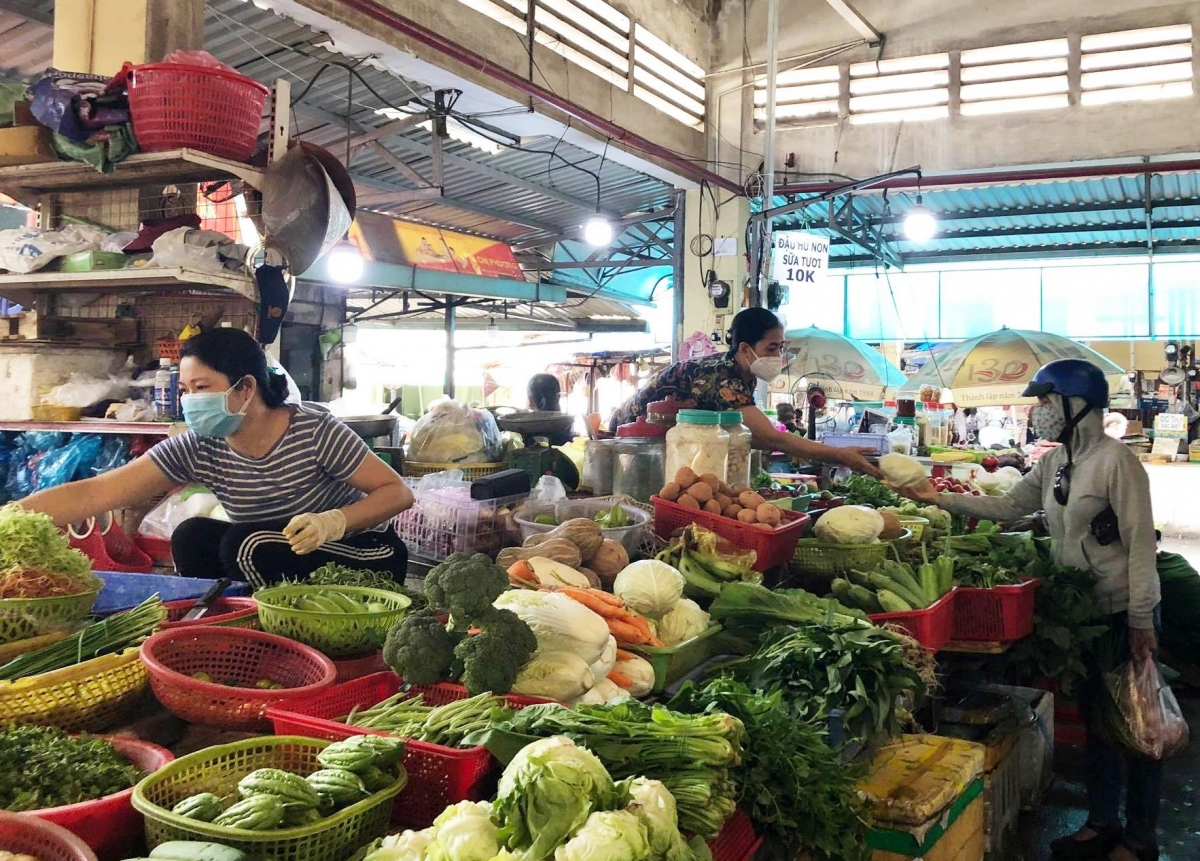 Giá nhiều mặt hàng tại chợ truyền thống tăng chóng mặt 