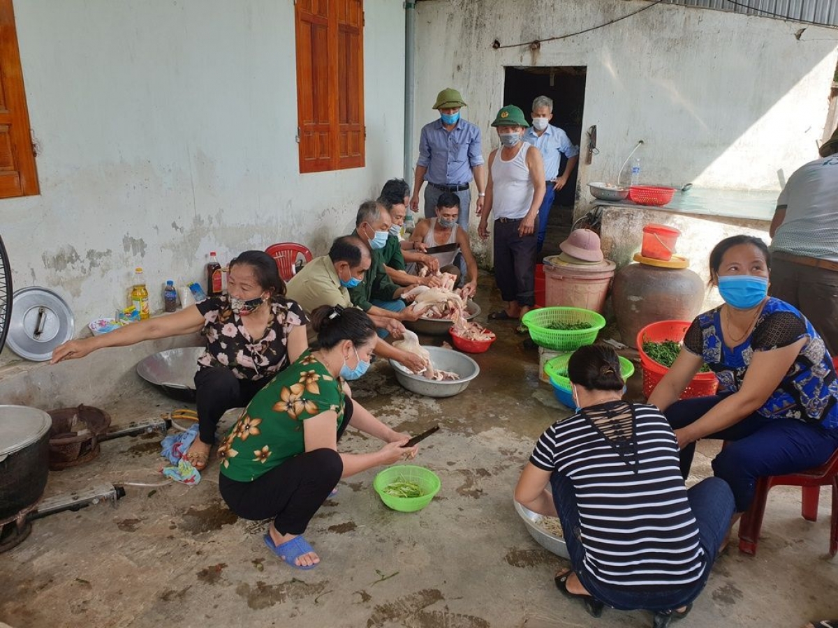 Hội viên Cựu chiến binh xã Nghi Đồng đang chuẩn bị nấu cơm
phục vụ người dân trong khu vực cách ly