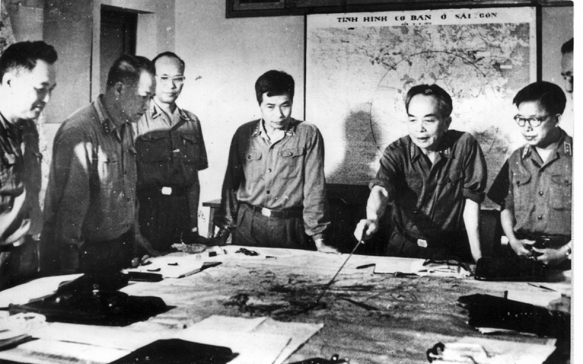 Bức ảnh chụp Đại tướng Võ Nguyên Giáp cùng các đồng chí trong Quân ủy Trung ương theo dõi, nắm bắt từng bước diễn biến rất nhanh của các mặt trận, luôn kịp thời đưa ra những chỉ đạo phù hợp cho các hướng tấn công