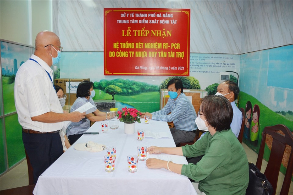 Bác sĩ Huỳnh Bá Tân, Đại diện Công ty TNHH Nhựa Duy Tân (Thành phố Hồ Chí Minh) tài trợ Hệ thống xét nghiệm RT-PCR và Tủ âm sâu cho Trung tâm Kiểm soát bệnh tật thành phố Đà Nẵng