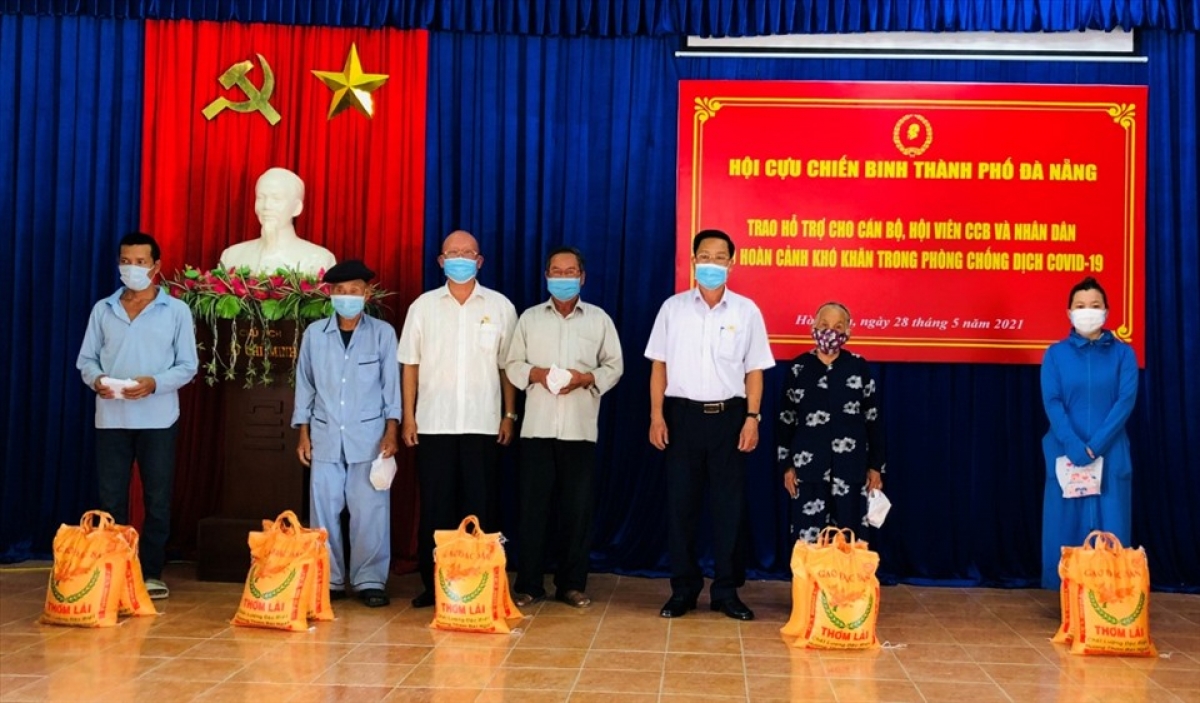 Bác sĩ Huỳnh Bá Tân (thứ 3, trái sang) tặng quà CCB và các hộ dân ở huyện Hòa Vang gặp nhiều khó khăn do Covid-19 năm 2021