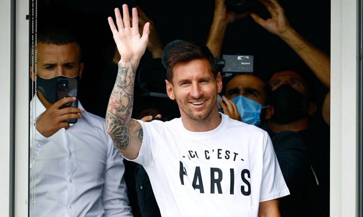 Messi tươi cười vẫy chào người hâm mộ CLB Paris Saint-Germain
