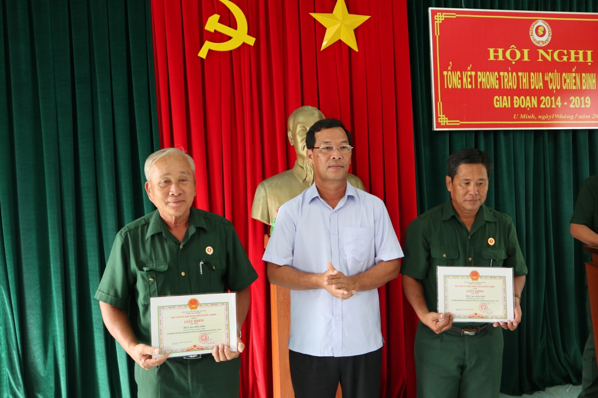 Khen thưởng các hội viên Hội cựu chiến binh