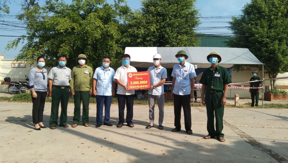 Hội CCB huyện tặng quà chốt tại xã Phong Vân