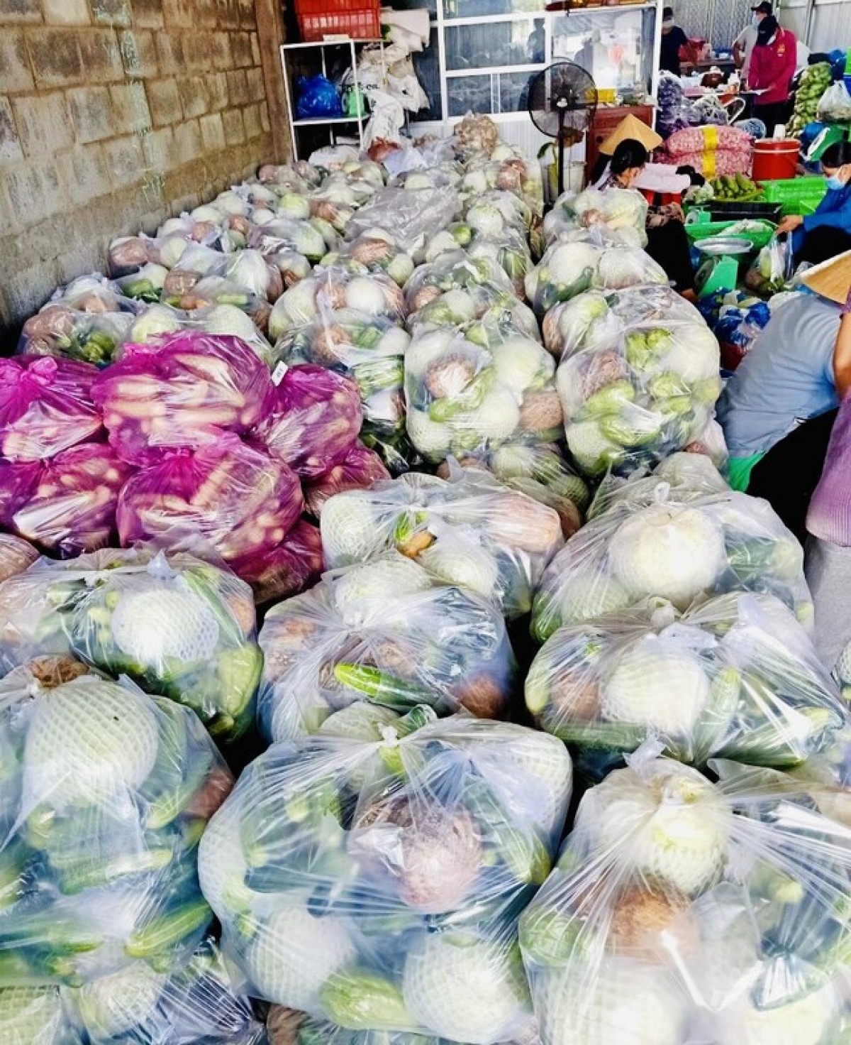 Những túi combo nông sản đang được nhiều địa phương đóng hàng để cung cấp cho nhu cầu người dân TPHCM. Ảnh: Tổ công tác 970