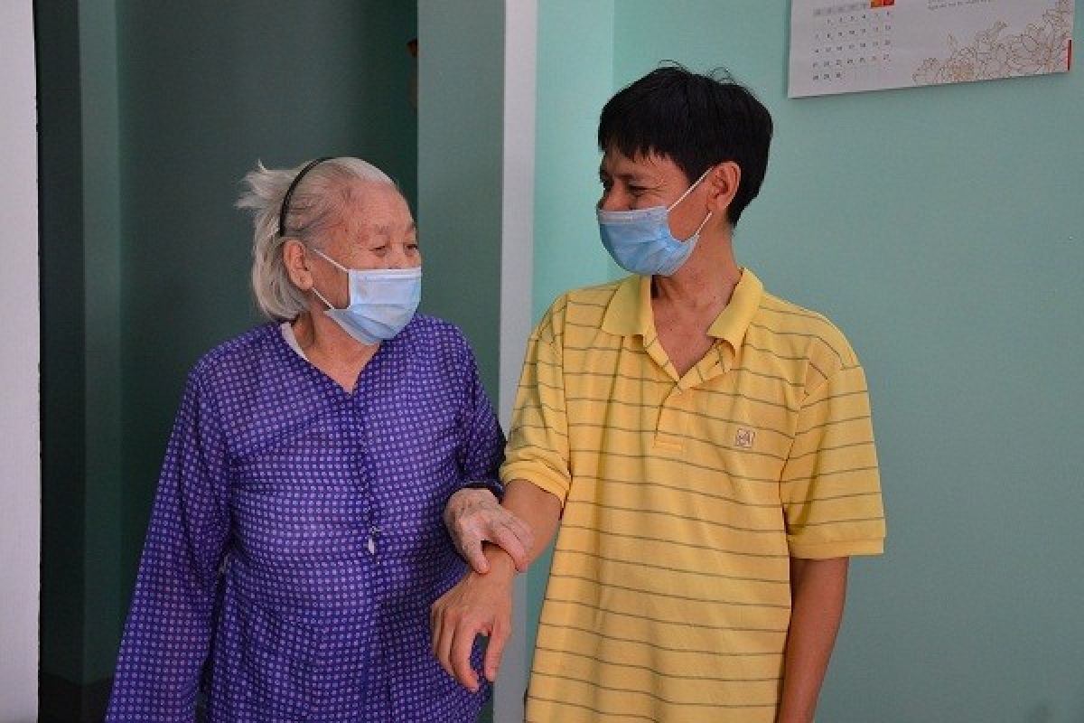 Bà Tạ Thị Kim Quyên ở tổ 5, phường Trần Phú (TP.Quảng Ngãi) và con trai
là thế hệ thứ nhất và thứ hai bị ảnh hưởng sức khỏe bởi chất độc da cam/dioxin
