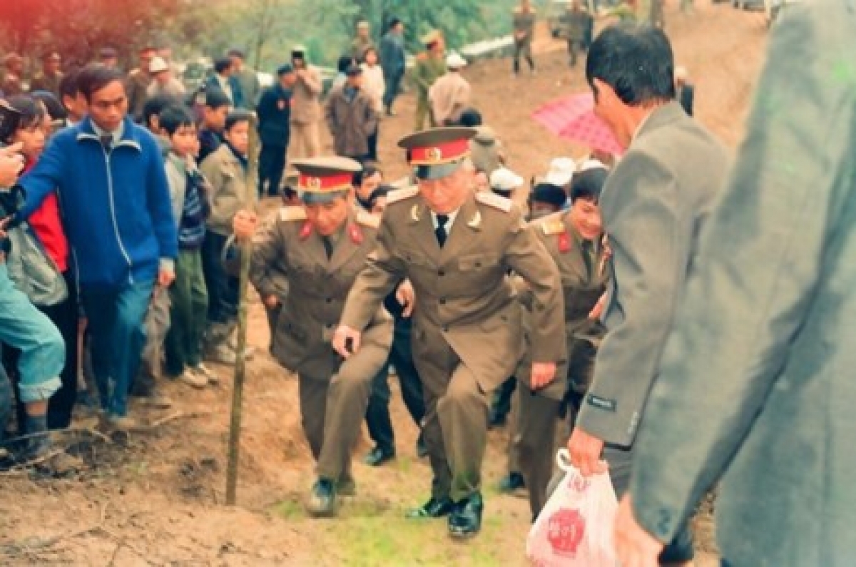 Đại tướng thăm lại khu rừng Trần Hưng Đạo (Nguyên Bình - Cao Bằng) tháng 12/1994. Ảnh: Trần Hồng