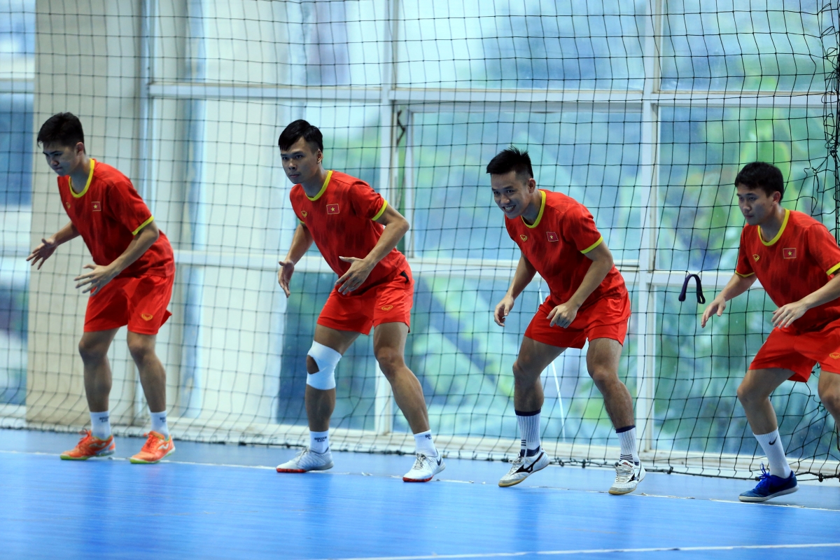 Các cầu thủ nỗ lực tập luyện để bước vào VCK FIFA Futsal World Cup 2021 với phong độ và thể lực tốt nhất.