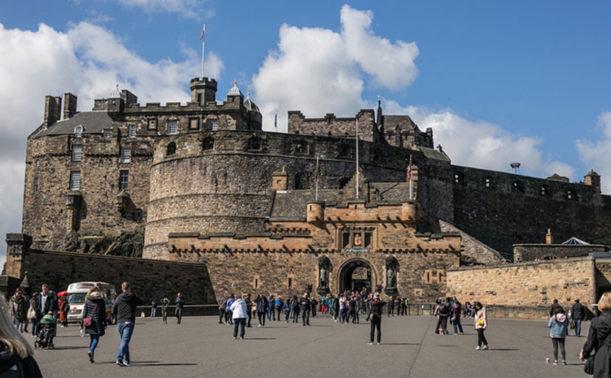 Lâu đài Edinburgh, biểu tượng vương quyền của Scotland, luôn là một điểm đến thu hút đông du khách ở Scotland