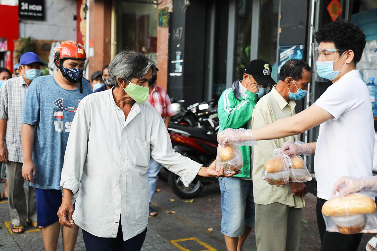 Nhiều tổ chức thiện nguyện chung tay cùng chính quyền thành phố giúp đỡ người dân  gặp khó khăn