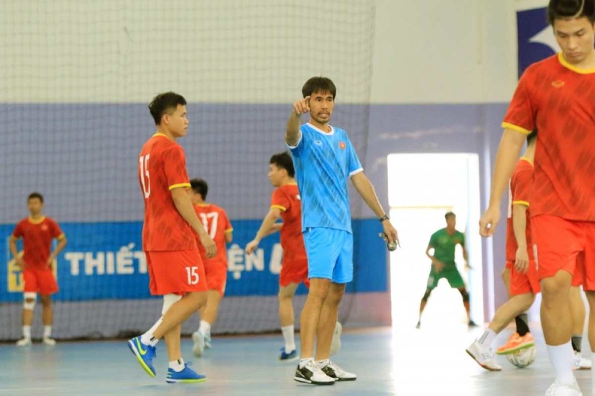 HLV Phạm Minh Giang và các học trò hướng tới mục tiêu vượt qua vòng bảng tại VCK FIFA Futsal World Cup 2021 (ảnh VFF)