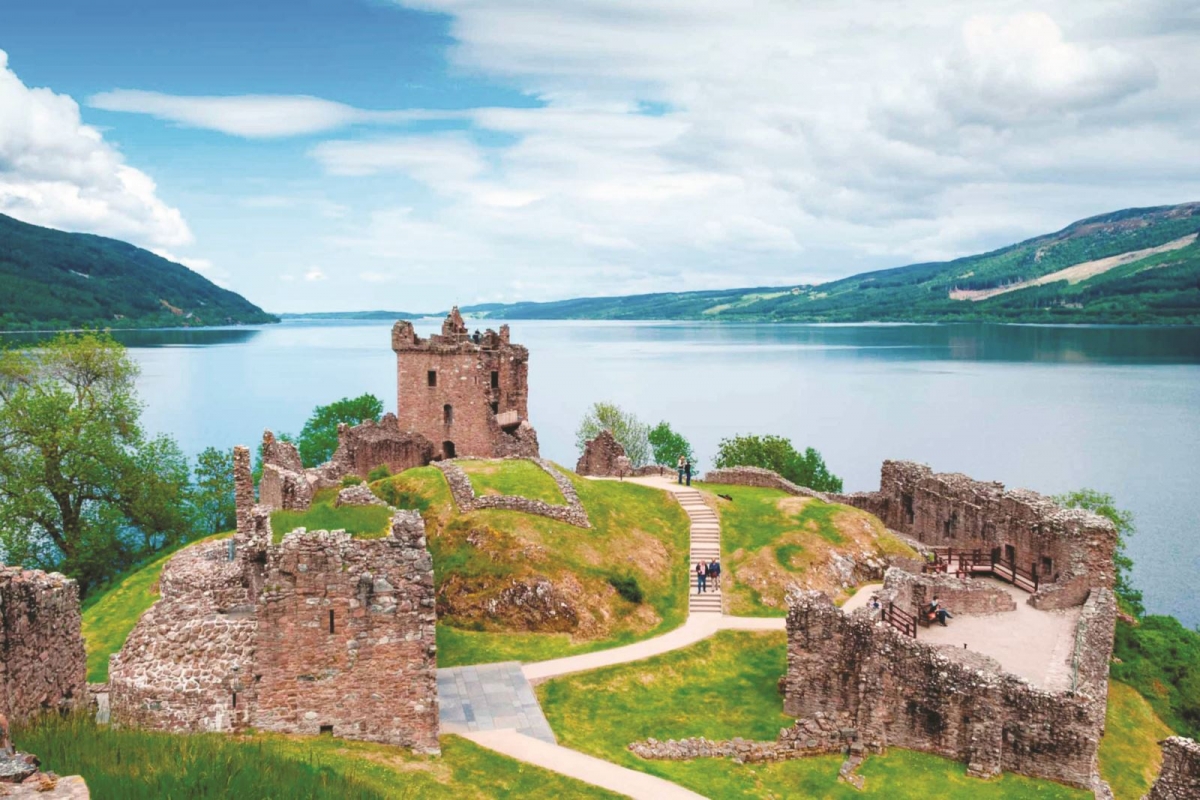 Hồ Loch Ness, một trong những điểm đến nổi tiếng nhất ở Scotland