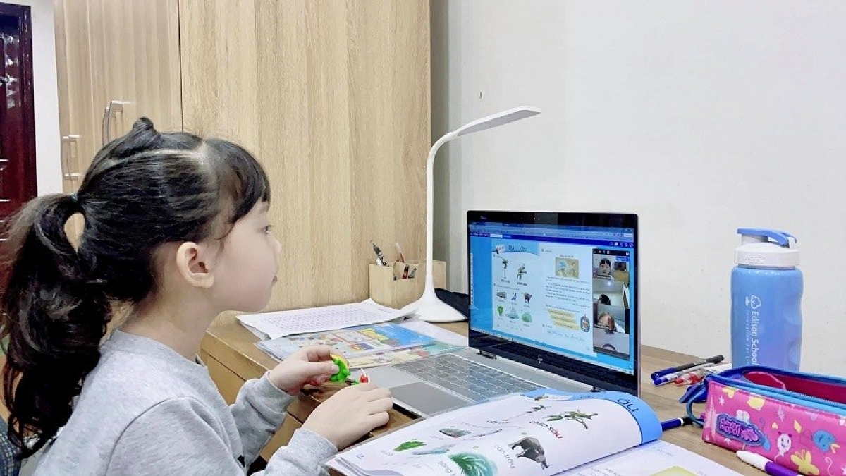 Trong tuần qua, nhiều trường Tiểu học ở Hà Nội đã cấp tốc cho học sinh ôn tập và thi học kỳ 2 bằng hình thức trực tuyến. Tuy nhiên nhiều trường cũng gặp khó khăn khi kiểm tra bằng hình thức này.
(Ảnh: minh họa)