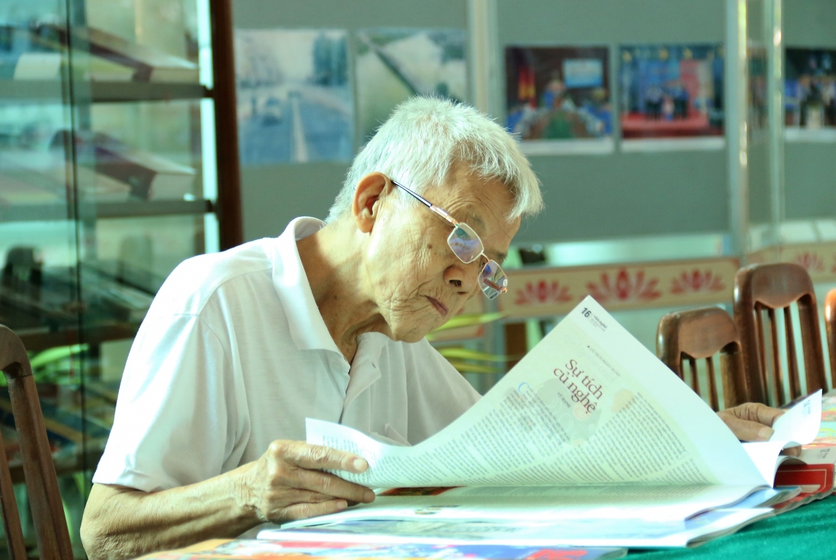Người cao tuổi đọc sách báo giúp tinh thần thư giãn