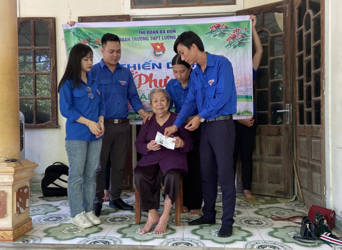 Đoàn Thanh niên thị xã Ba Đồn, tỉnh Quảng Bình đến thăm hỏi mẹ Hồ Thị Đức- mẹ liệt sĩ Trần Văn Phương