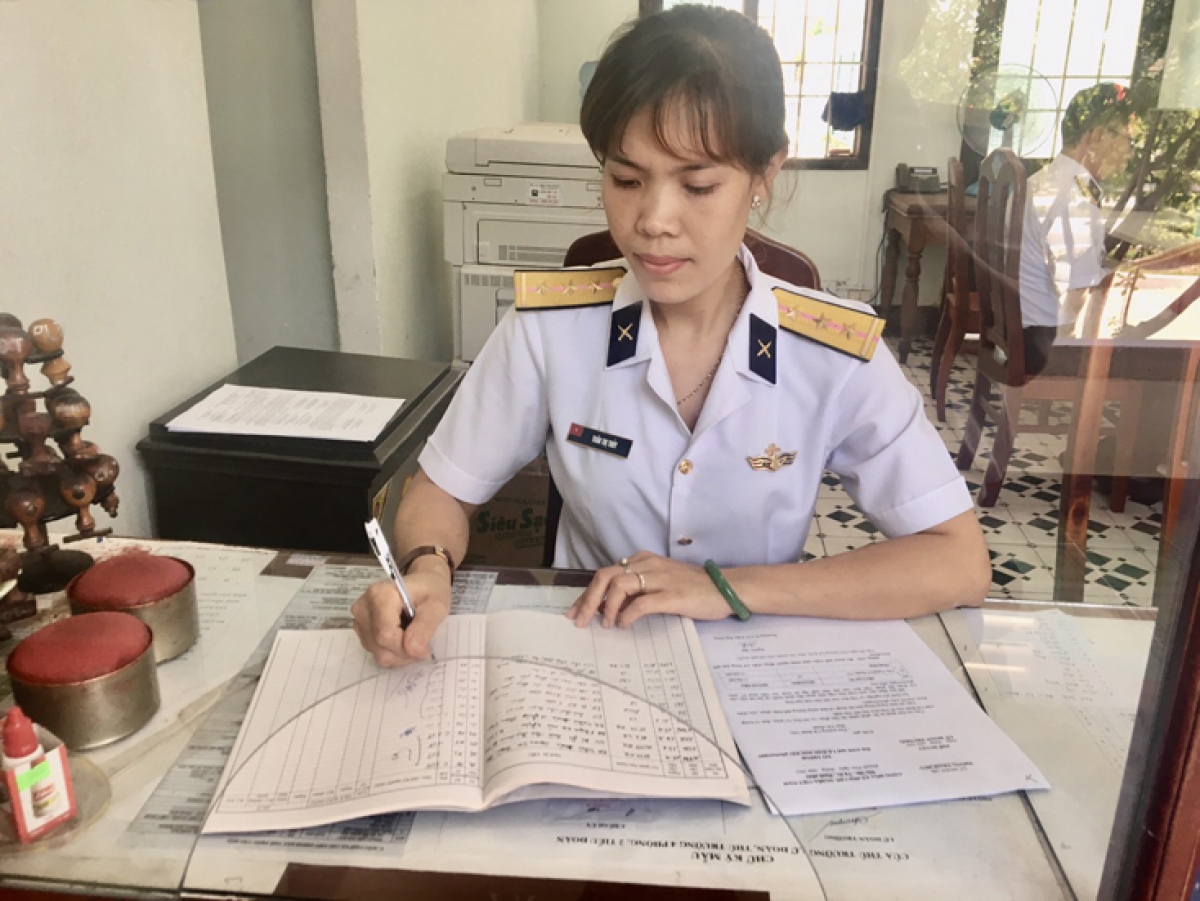 Thượng úy Trần Thị Thủy, con gái liệt sỹ Trần Văn Phương đang phục vụ trong lữ đoàn 146, Bộ Tư lệnh vùng 4 Hải quân