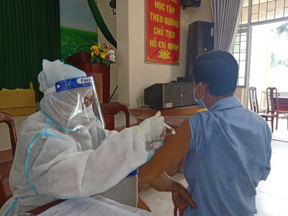 Tổ chức tiêm vaccine Covid-19 cho người dân tỉnh Long An