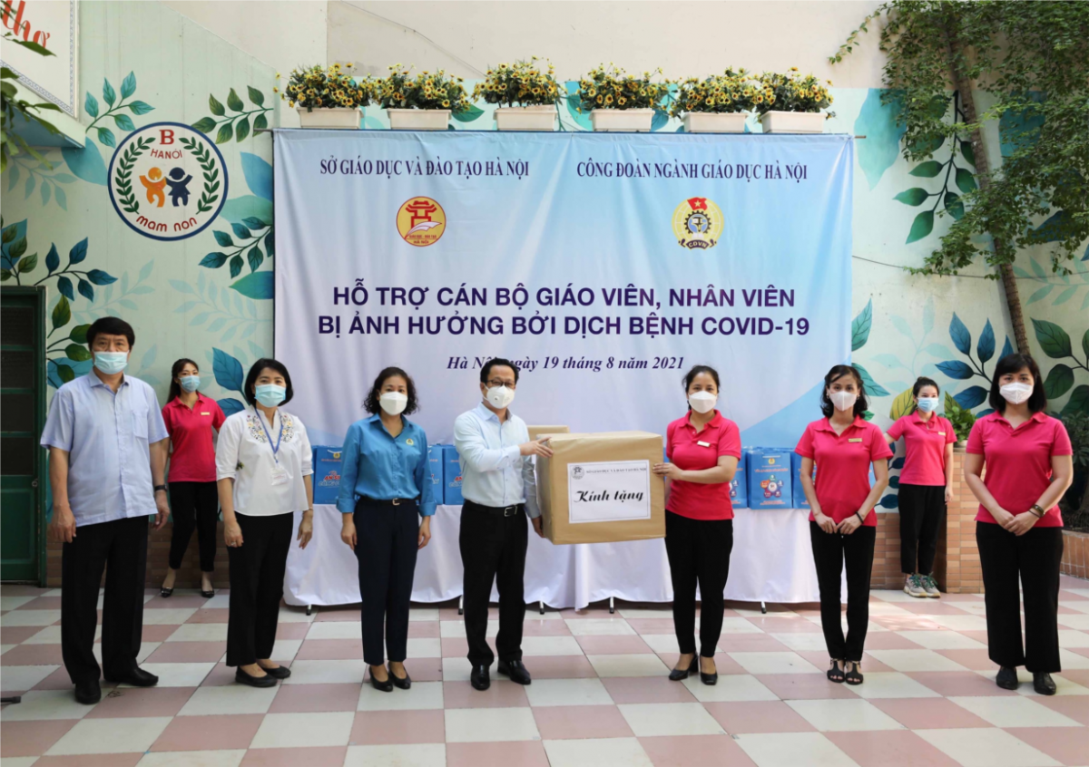 Ông Trần Thế Cương, Giám đốc Sở GD&amp;ĐT Hà Nội và bà Trần Thu Hà, Chủ tịch Công đoàn ngành Giáo dục Hà Nội trao quà cho cán bộ, giáo viên, nhân viên trường Mầm non B. 