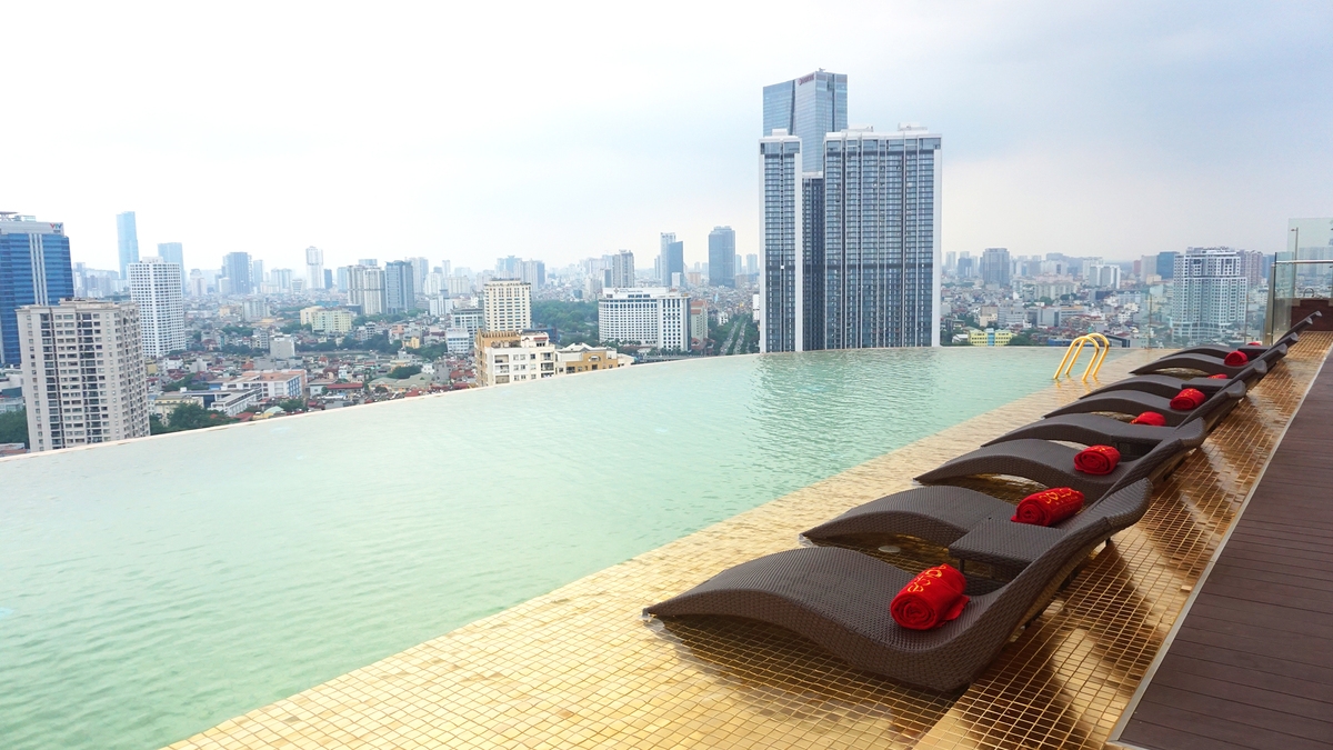 Bể bơi vô cực ở tầng 24 rộng 225m2 với tầm nhìn toàn cảnh ngắm thủ đô. Du khách được yêu cầu đi dép bông của khách sạn hoặc chân trần để không làm hư hại nền gạch dát vàng của bể