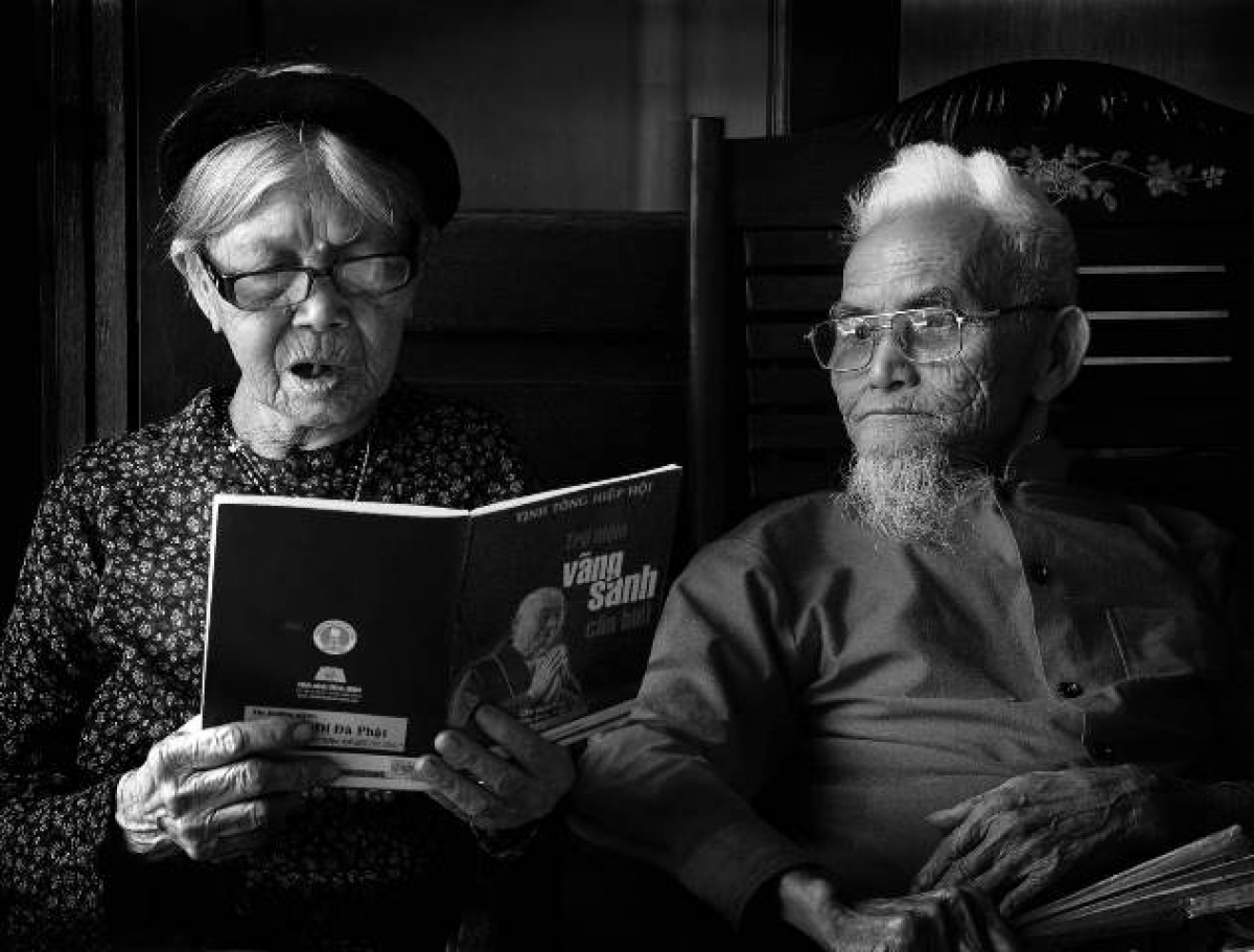 Người cao tuổi đọc sách