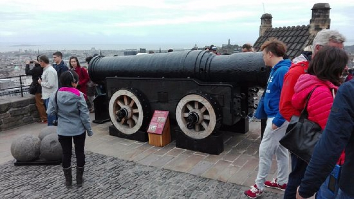Khẩu thần công Mons Meg ở lâu đài Edinburgh