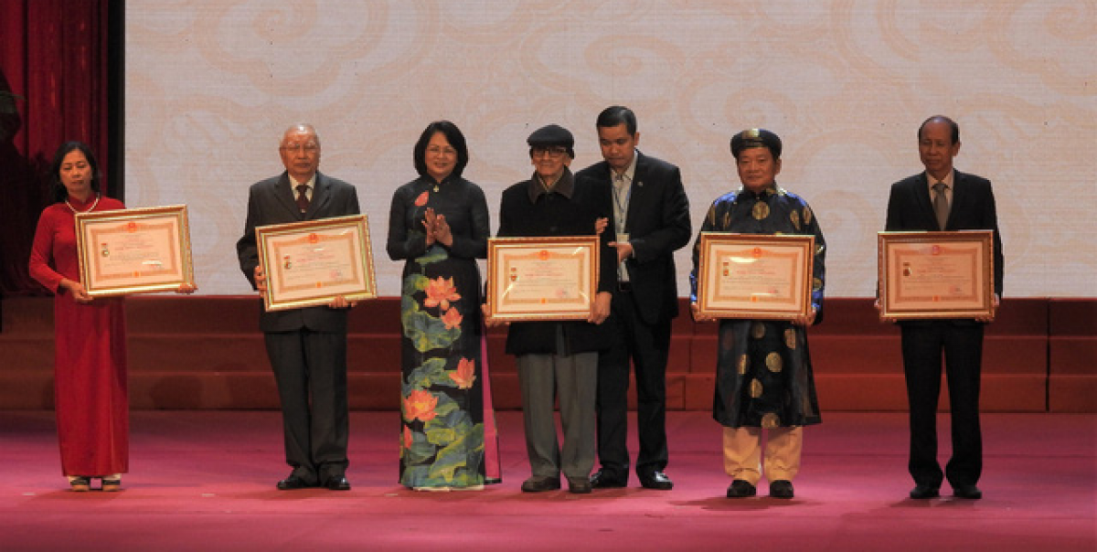 Phó Chủ tịch nước Đặng Thị Ngọc Thịnh trao bằng danh hiệu Nghệ nhân Nhân dân cho 5 nghệ nhân và người nhà nghệ nhân năm 2020