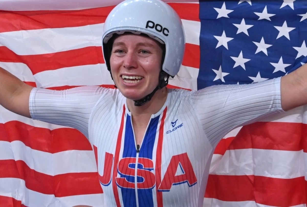 Tấm HCV của VĐV Jennifer Valente ở môn xe đạp lòng chảo giúp Mỹ vượt Trung Quốc trên bảng tổng sắp huy chương. (Nguồn: AFP)