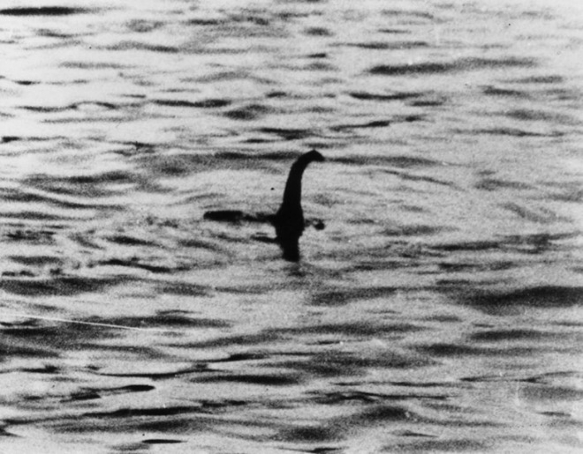 Bức ảnh huyền thoại về quái vật hồ Loch Ness do bác sĩ người Anh Robert Wilson chụp vào tháng 4/1934