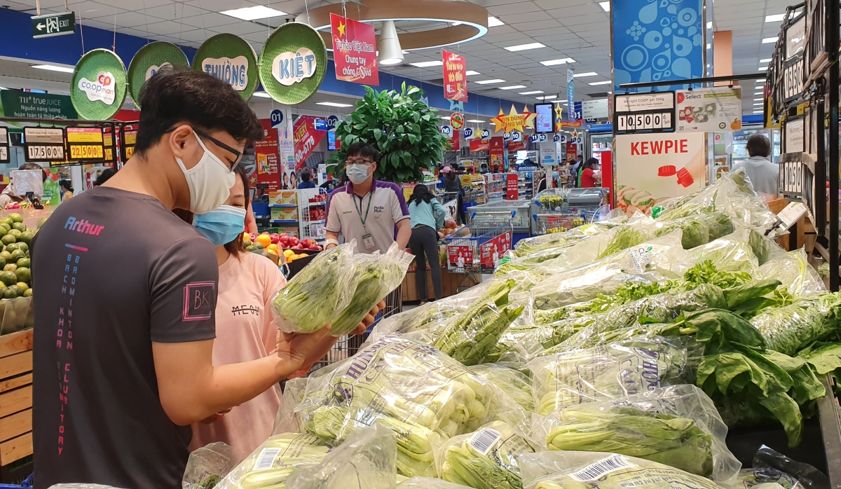 Tại hệ thống các siêu thị, giá các mặt hàng rau, củ, quả khá bình ổn,
không tăng so với trước.