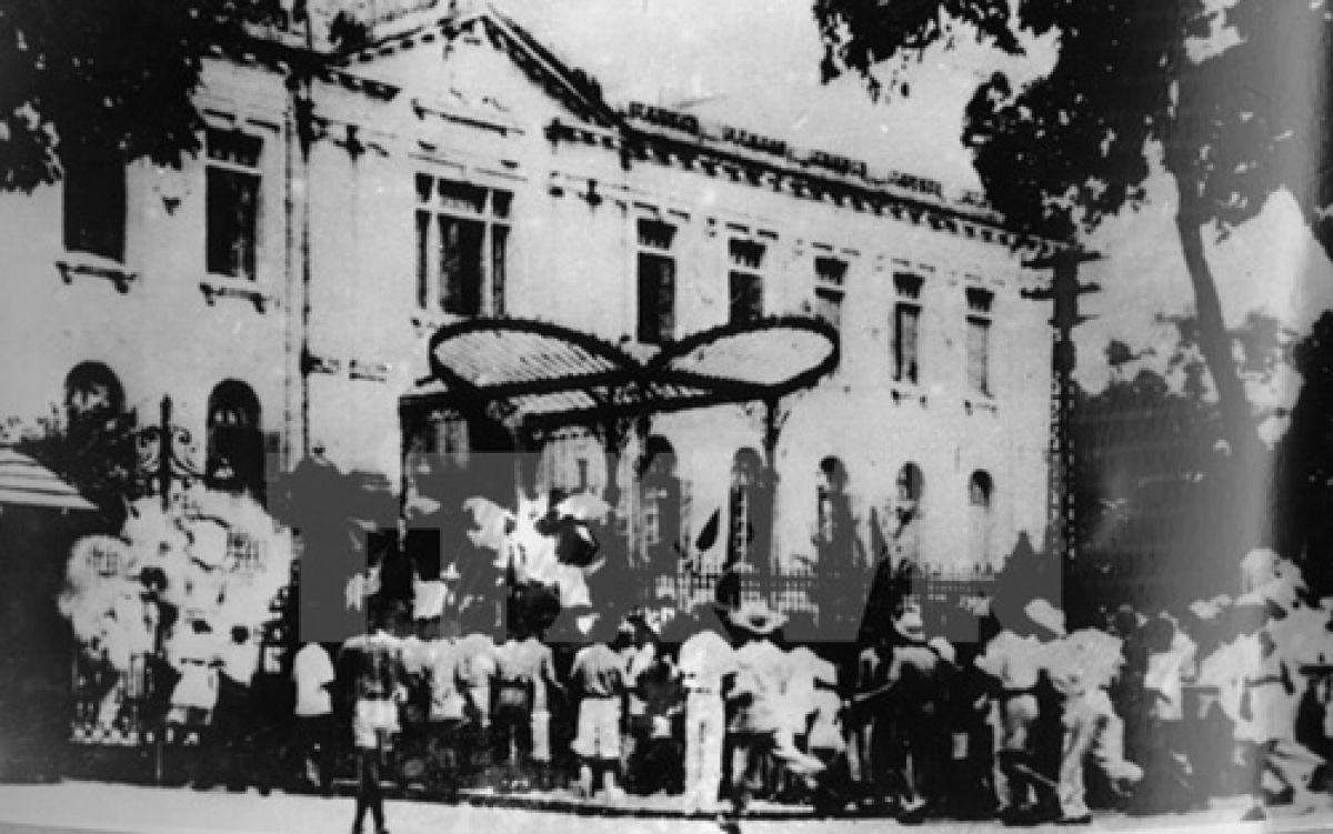 Đánh chiếm Bắc Bộ Phủ - Tổng khởi nghĩa giành chính quyền tại Hà Nội tháng 8/1945. (Ảnh tư liệu TTXVN)