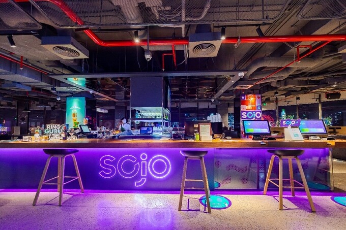Không gian mở kết hợp giữa nhà hàng, sảnh khách sạn, co-working hiện đại và quầy bar thư thái tại JO247 bar. Ảnh: Sojo Hotels