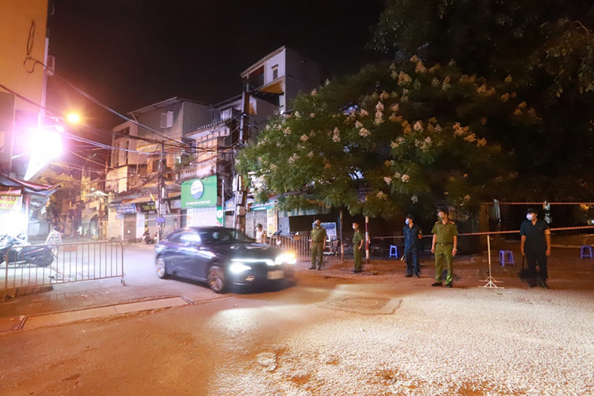 Trời đã về khuya, nhưng lực lượng tại các chốt kiểm soát của phường Khâm Thiên vẫn ''chong đèn'' bám chốt.