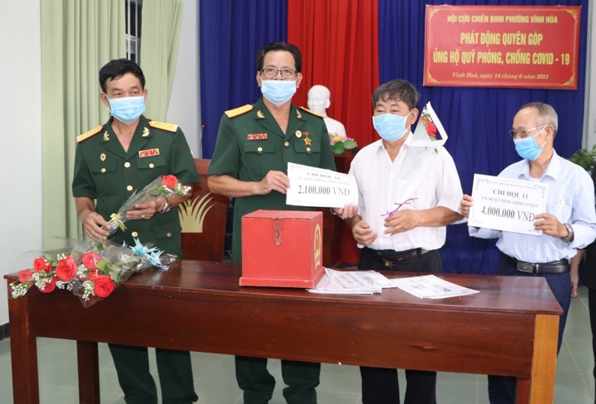 Hội Cựu chiến binh phường Vĩnh Hòa, thành phố Nha Trang, Khánh Hòa tham gia ủng hộ quỹ phòng chống Covid-19