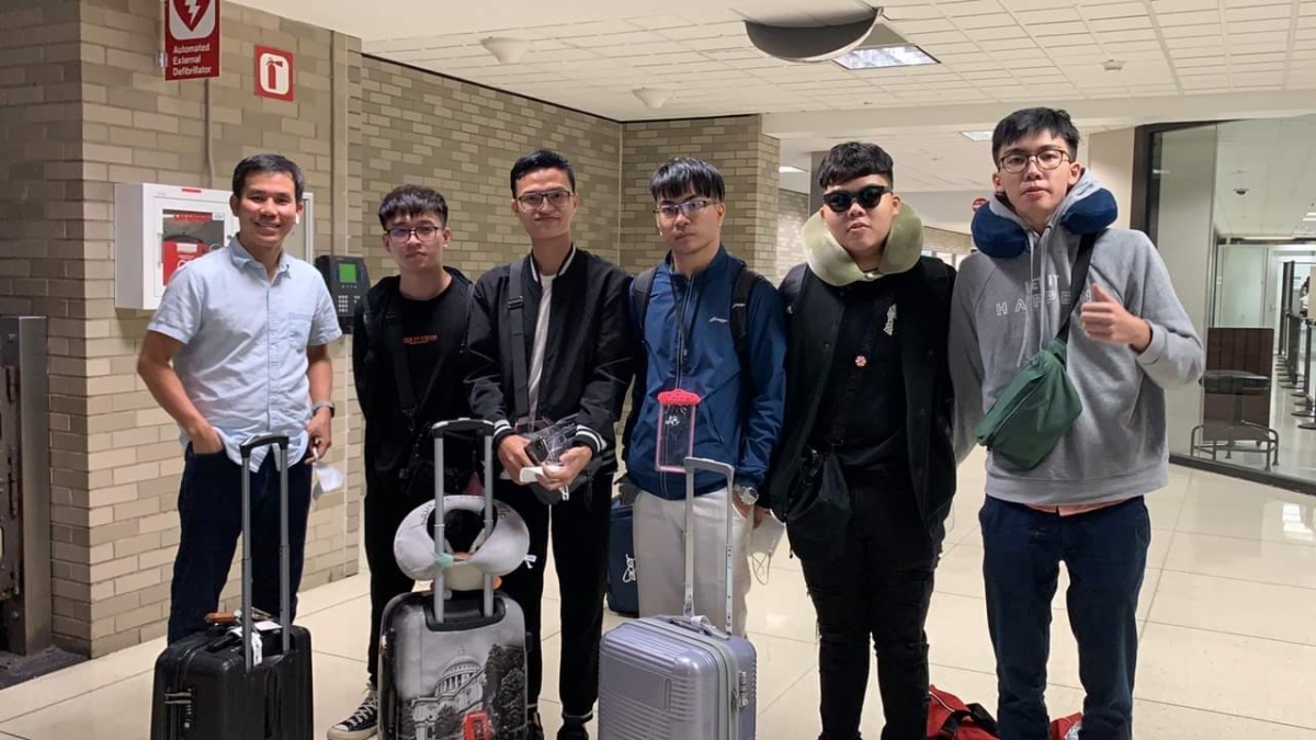 Các bạn sinh viên ĐH Xây dựng Hà Nội được anh Hồ Tân - đại diện kết nối với Việt Nam của trường ĐH Mississippi ( Hoa Kỳ ) đón tại sân bay Memphis, bang Mississippi 